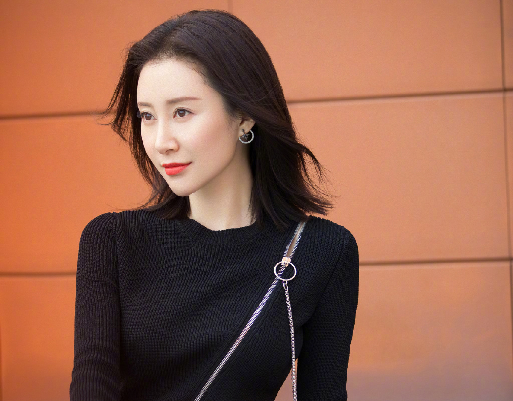 舒畅新恋情曝光(与中年男深夜回酒店去年曾被曝与