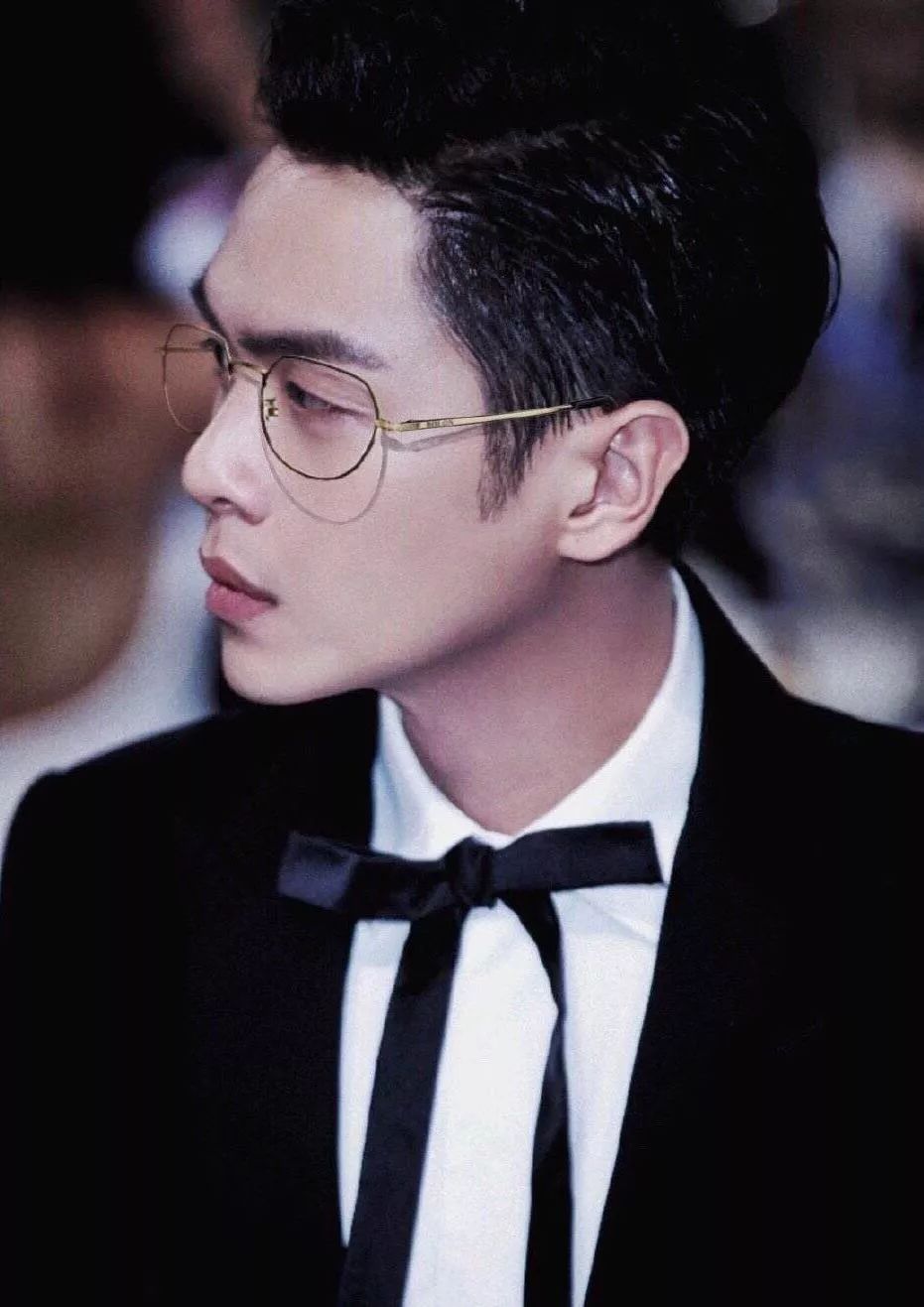 张若昀戴眼镜还挺斯文(张若昀的很多条纹服装都非常有气质)