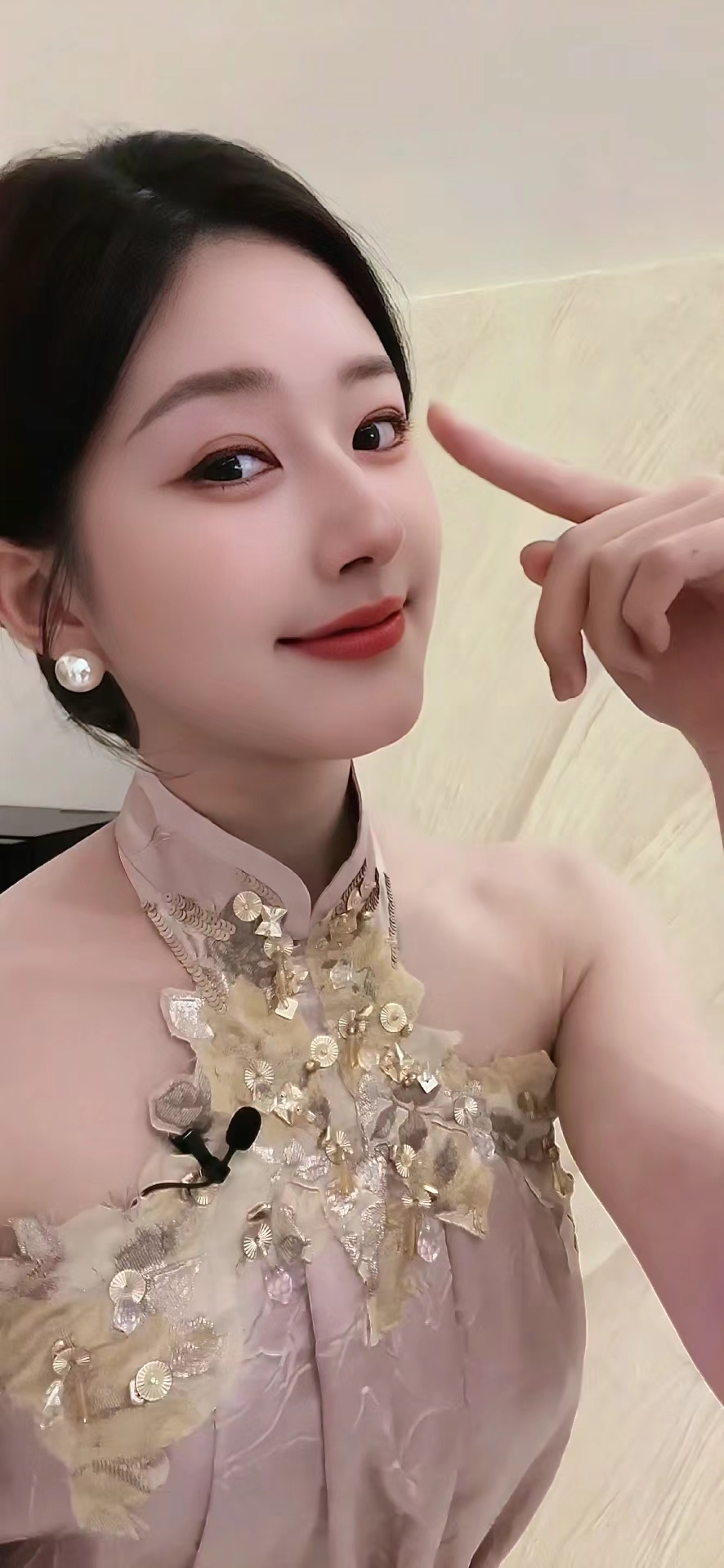 韩国女星走红毯为了抢镜拼了 韩国女星走红毯为了抢镜拼了