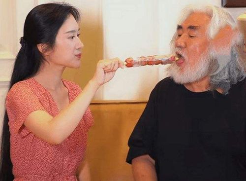 小姑娘一做数学就眼睛过敏 小姑娘一做数学就眼睛过敏