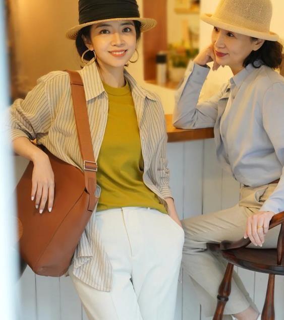 吴谨言晒与许凯冰墩墩合照